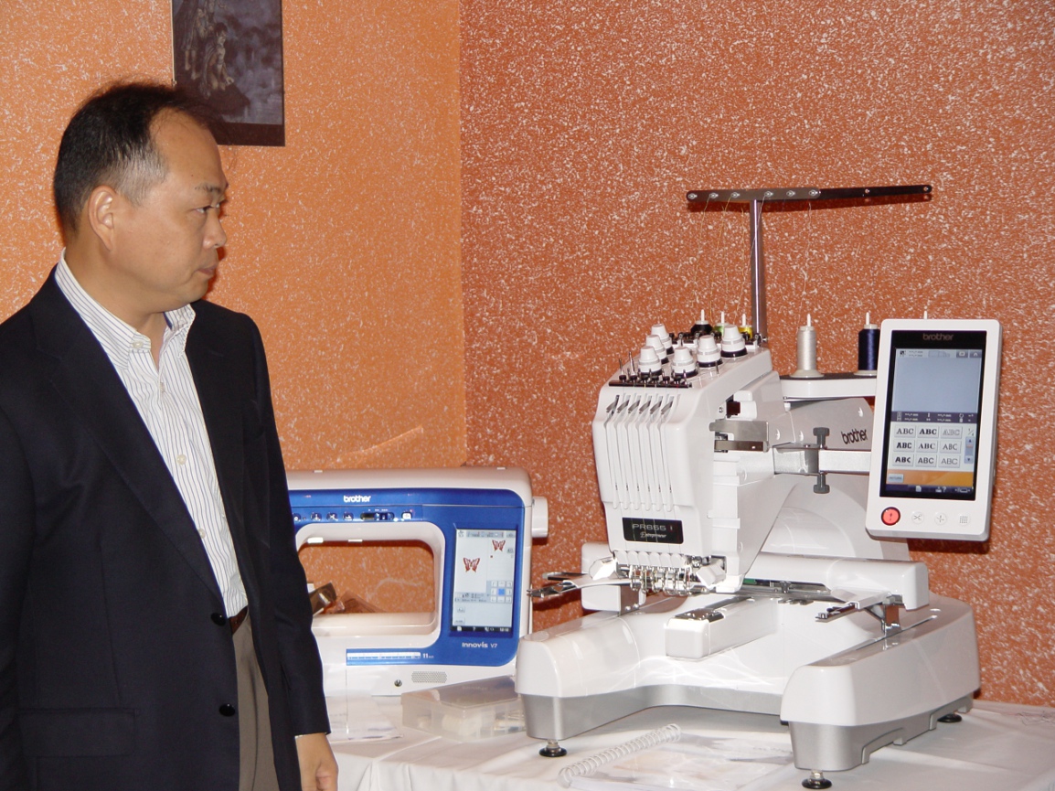 vyšívací stroje s panem Yoshihisa Yon Shoji
