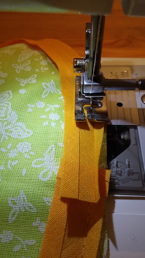 V místě přeložení proužku proužek našijte na kruh V místě přeložení proužku proužek našijte na kruh