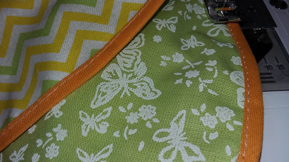 V místě přišití prošijte na šicím stroji rovným stehem V místě přišití prošijte na šicím stroji rovným stehem