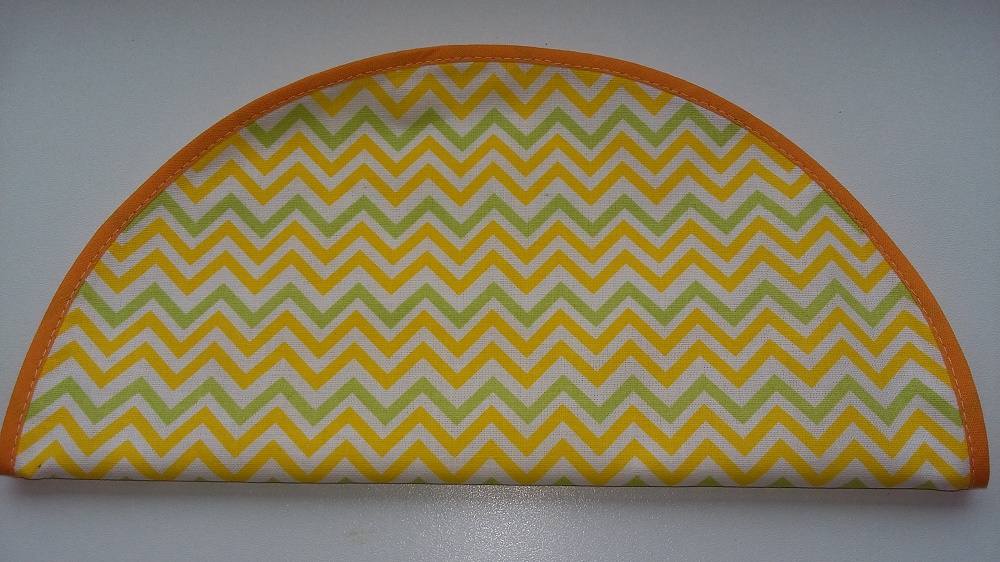 Přeložte kruh na polovinu a označte špendlíkem Přeložte kruh na polovinu a označte špendlíkem