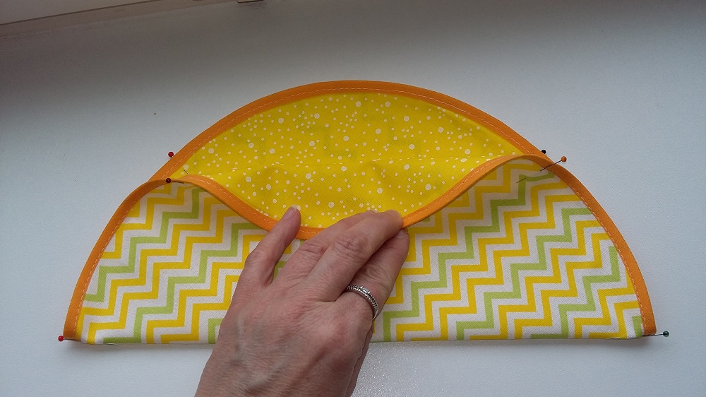 Přehněte křížem a opět označte špendlíkem Přehněte křížem a opět označte špendlíkem