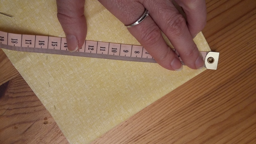 V místě dvou přehybů (střed) přiložte krejčovský metr V místě dvou přehybů (střed) přiložte krejčovský metr