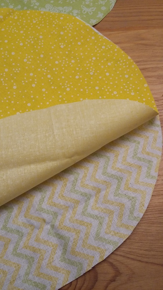 Přiložte k sobě vždy dva vystřižené kruhy Přiložte k sobě vždy dva vystřižené kruhy