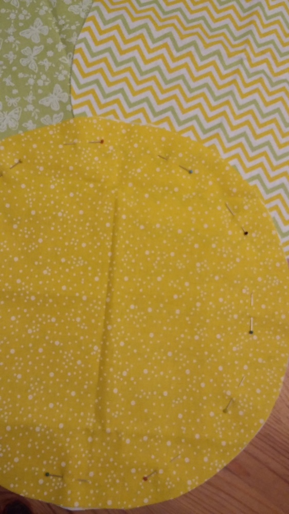 Přiložte k sobě vždy dva vystřižené kruhy Přiložte k sobě vždy dva vystřižené kruhy