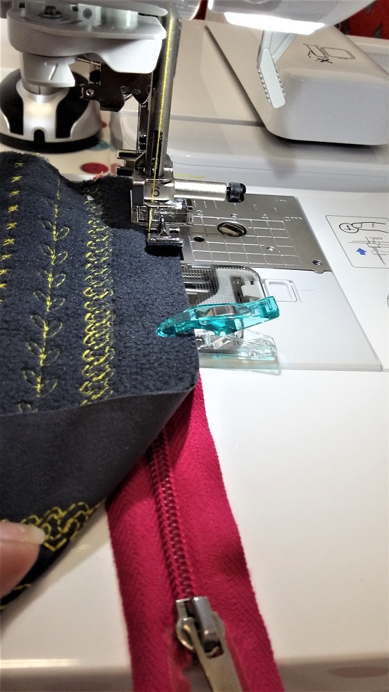 Přišijeme zip z rubové strany