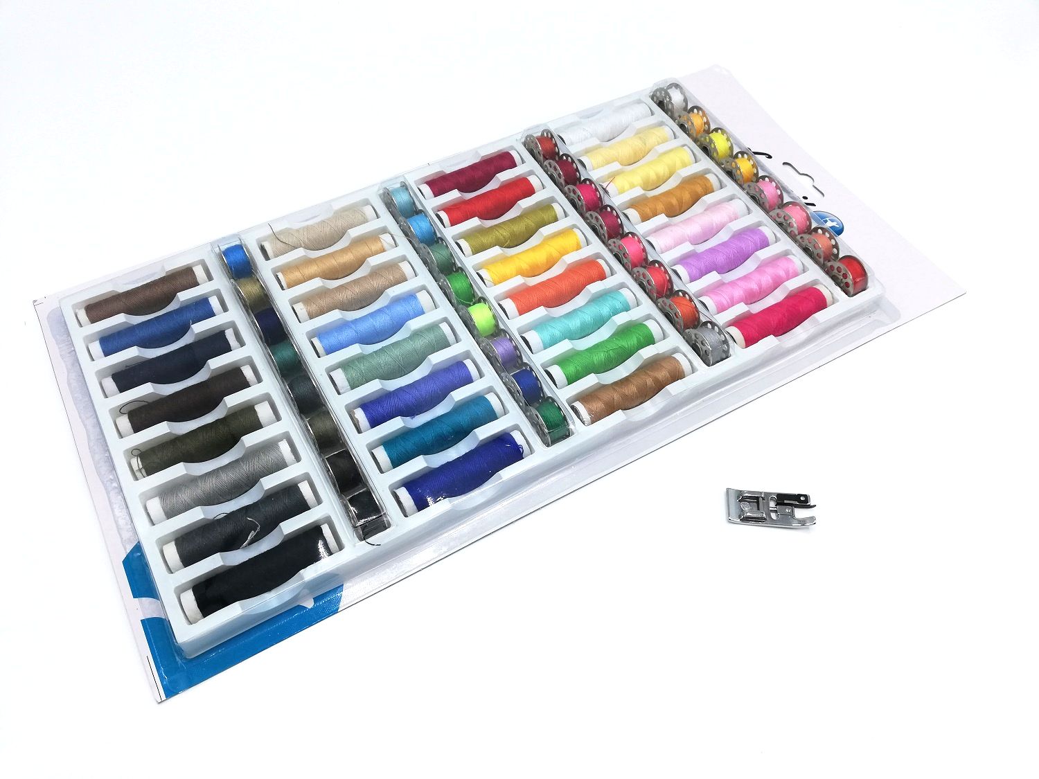 Sada 32ks nití a 32ks kovových cívek + patka na overlockový steh ZDARMA