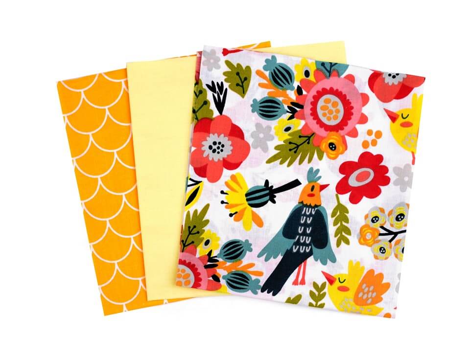 žlutou patchworkovou látku