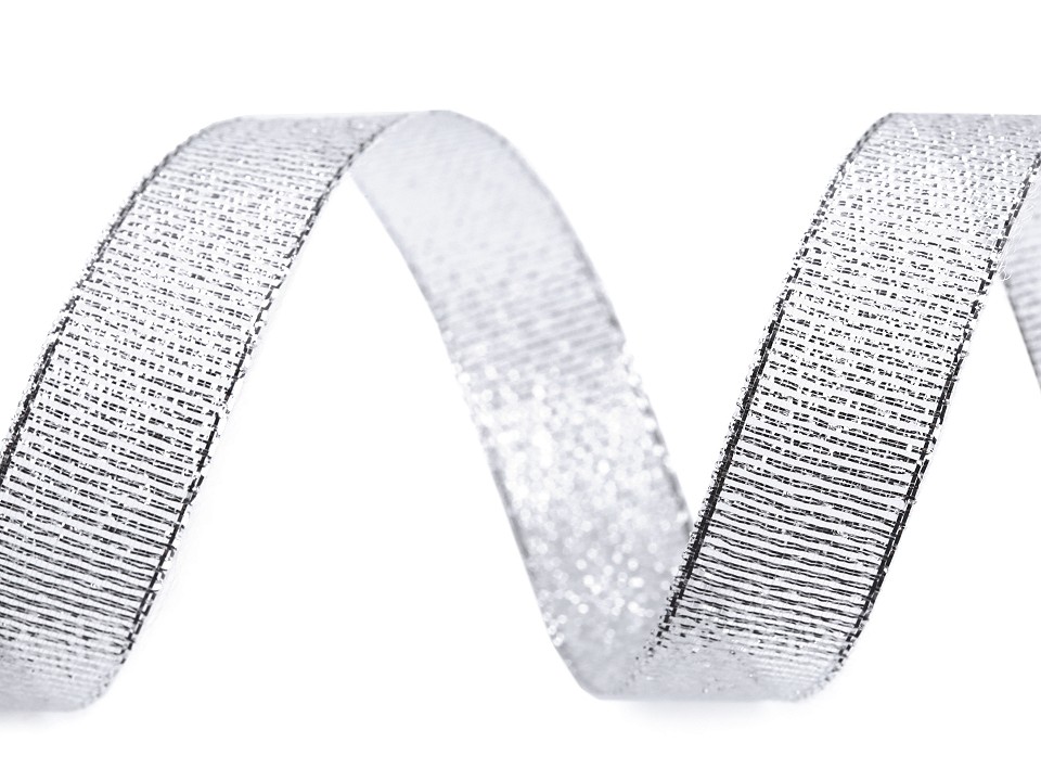 brokátovou stuhu ve stříbrné barvě