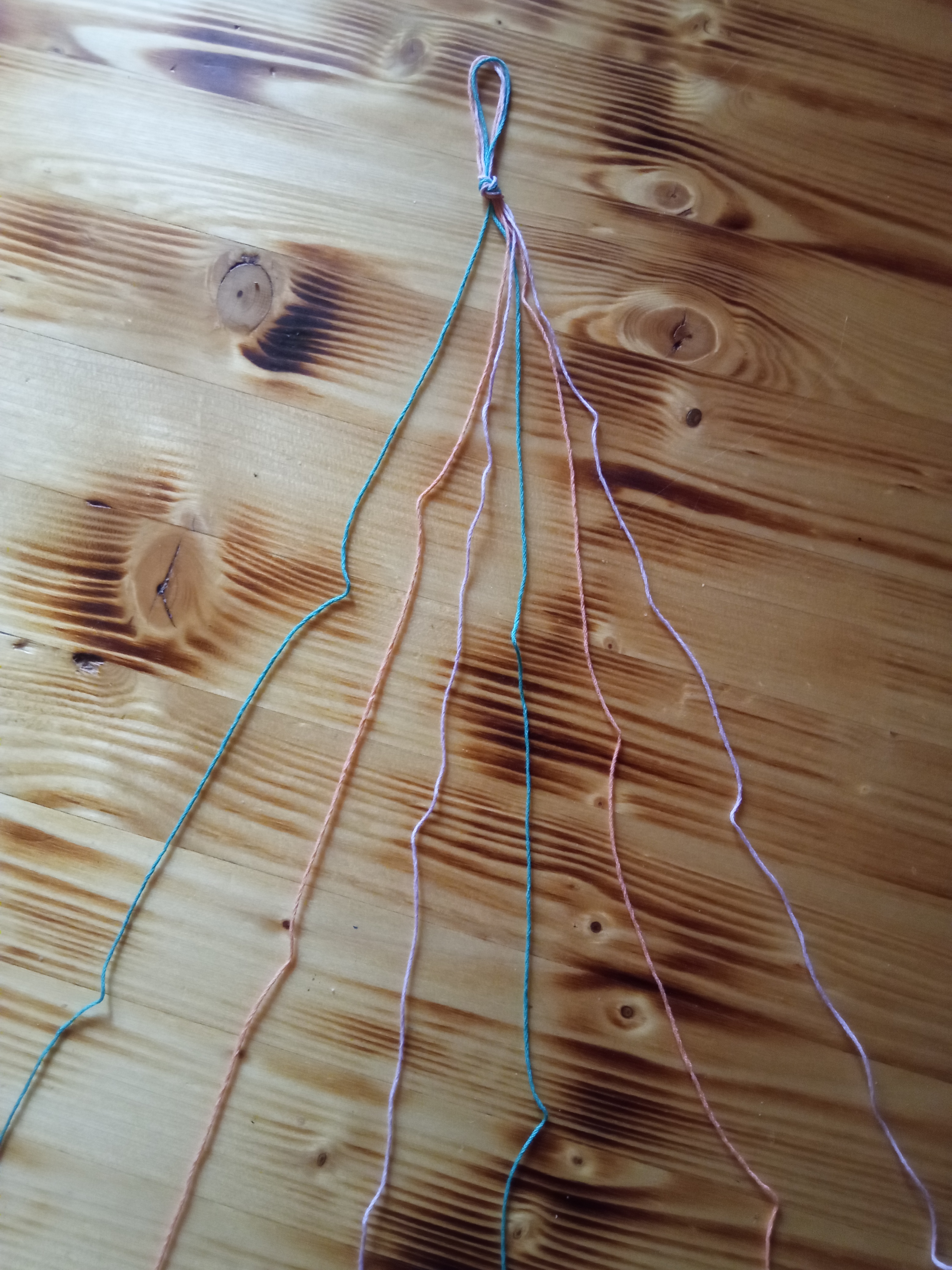 Upleťte si: Náramek přátelství pro začátečníky – vzor z tenkých proužků