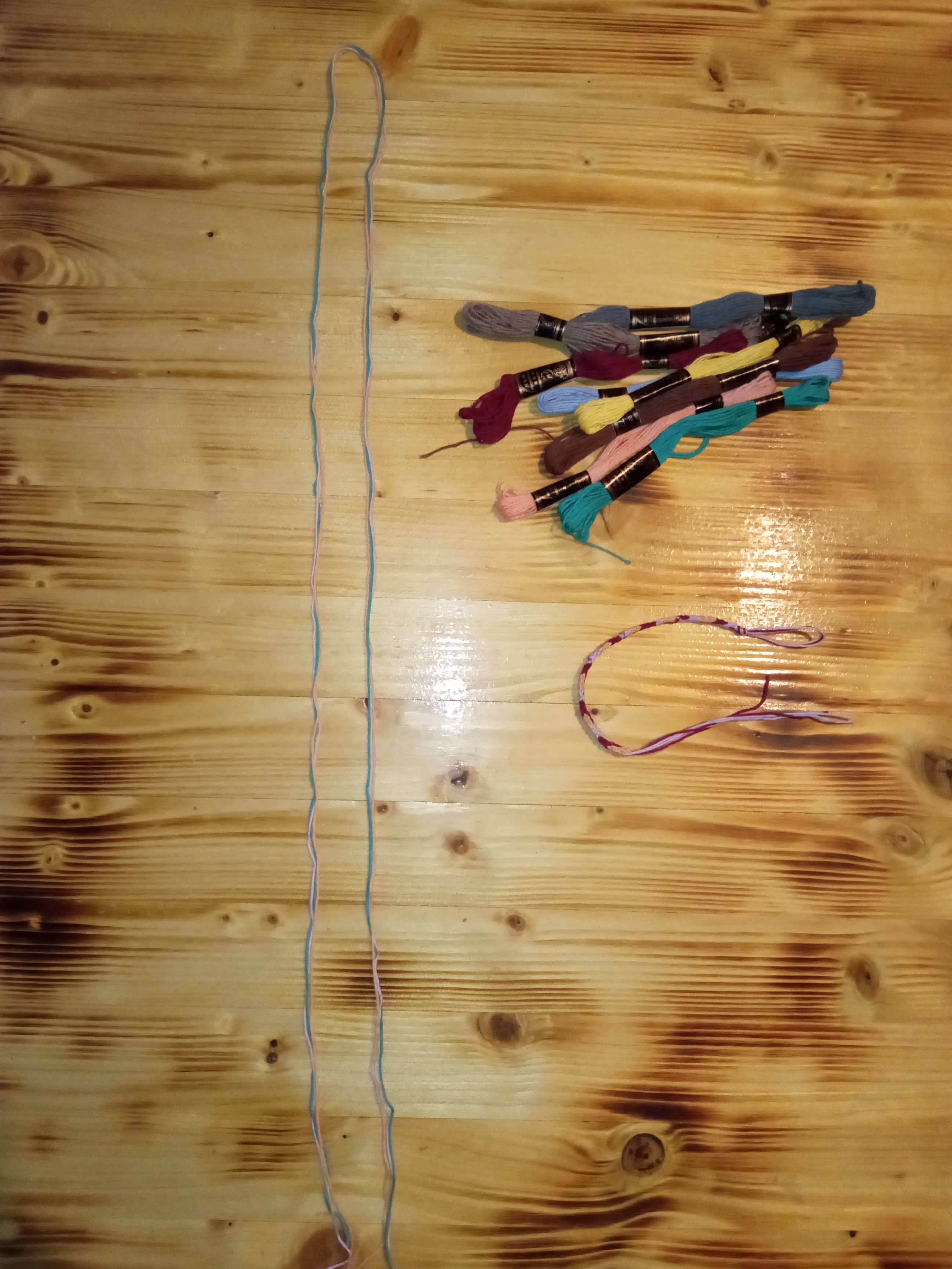 Upleťte si: Náramek přátelství pro začátečníky – vzor z tenkých proužků