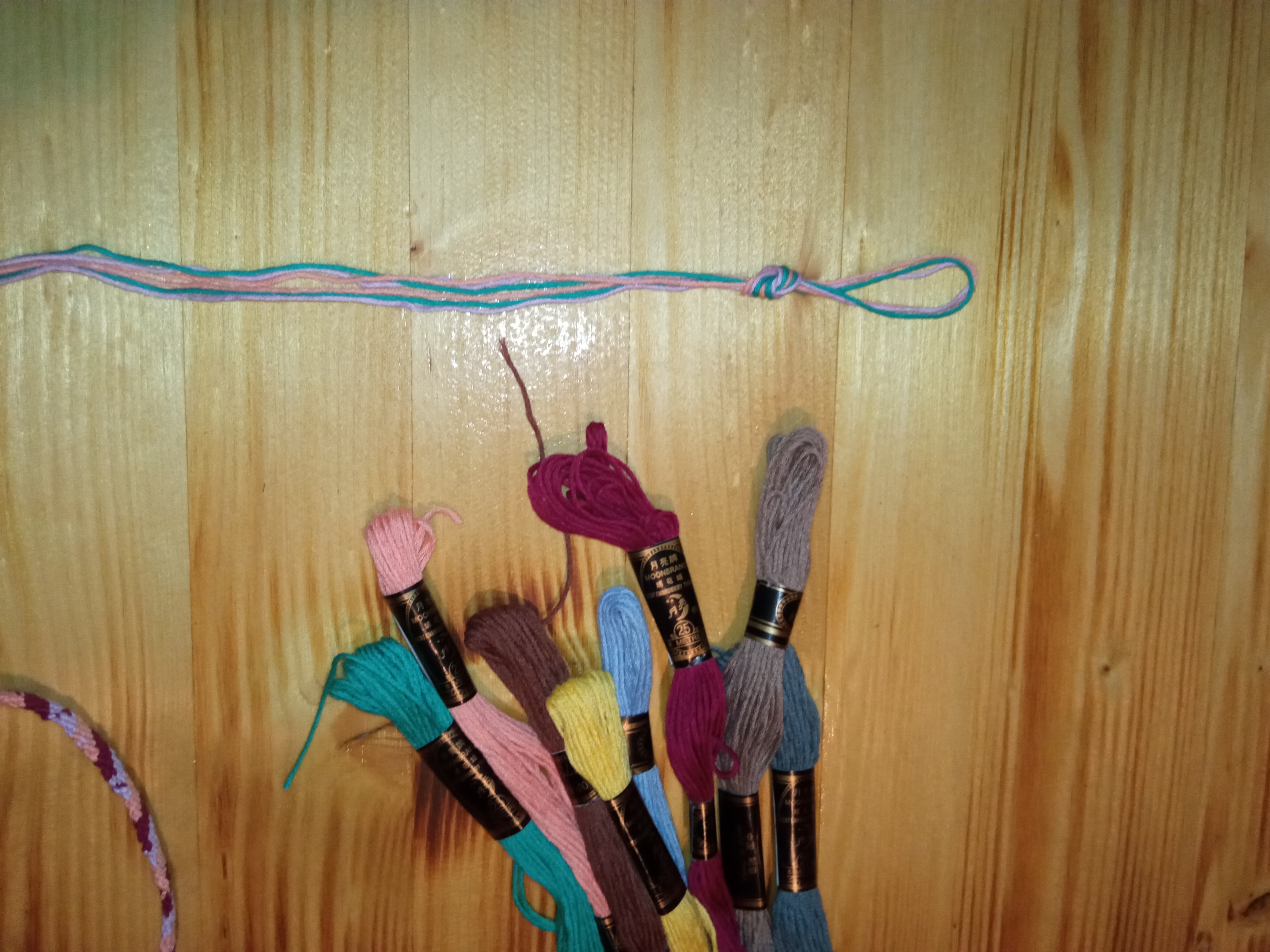 Upleťte si: Náramek přátelství pro začátečníky – vzor z tenkých proužků