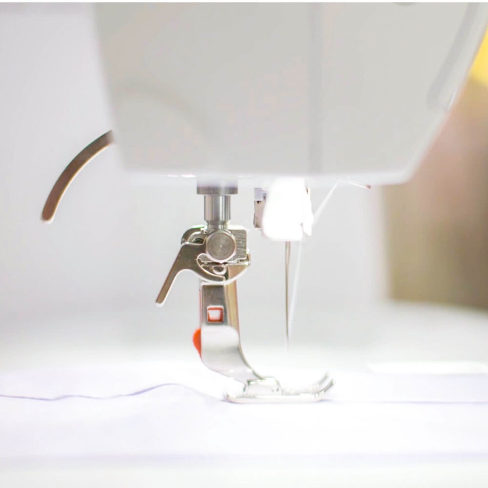 Šijací stroj Bernina 325 - osvetlenie pracovnej plochy