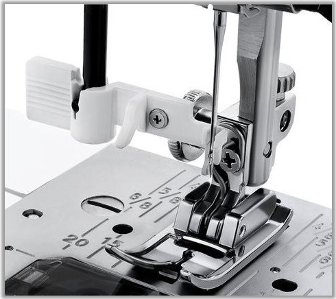 Šijací stroj Janome DM 7200 navliekač nite do ihly