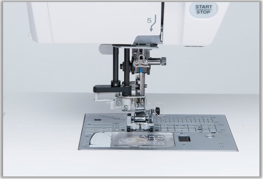 Šicí stroj Janome MC 9400 QCP navlékač jehly