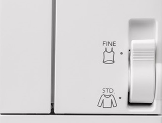 Janome CoverPro 3000P prepínač napätia nití medzi rôznymi typmi materiálu