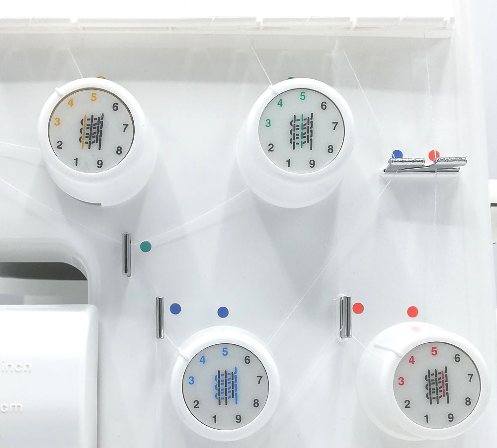 Overlock Juki MO - 654 DE farebne značené dráhy nití