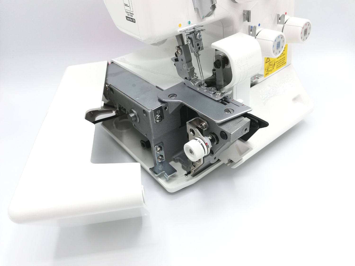 Overlock Juki MO-654 DE odklopiteľná bočná strana stroja + nastaviteľná šírka orezu