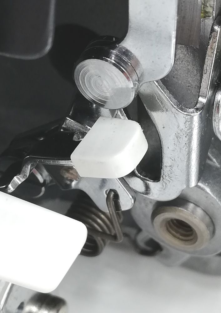 Overlock Juki MO - 654 DE navliekač spadového slučkovača