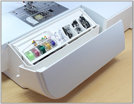 Šijací stroj Janome Skyline S7 priehradka na príslušenstvo