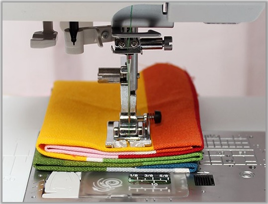 Šicí stroj Janome Skyline S5 zdvih patky při použití kolenní páky