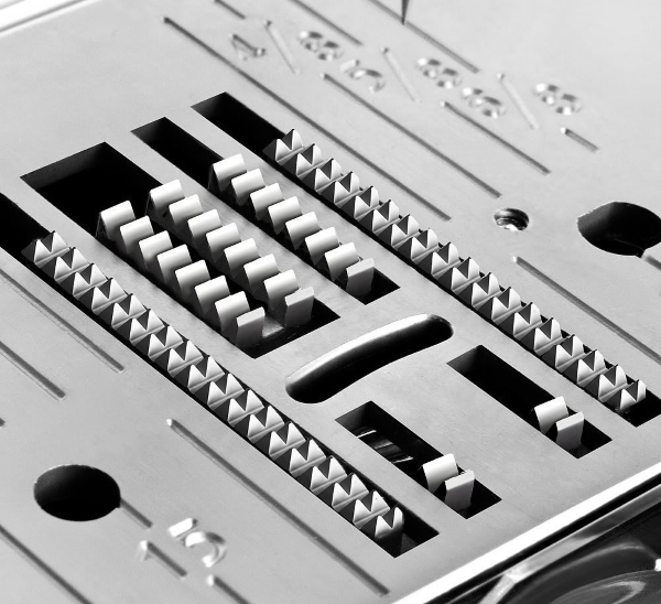 Šijací a vyšívací stroj Janome MC 9900 SFS podávač