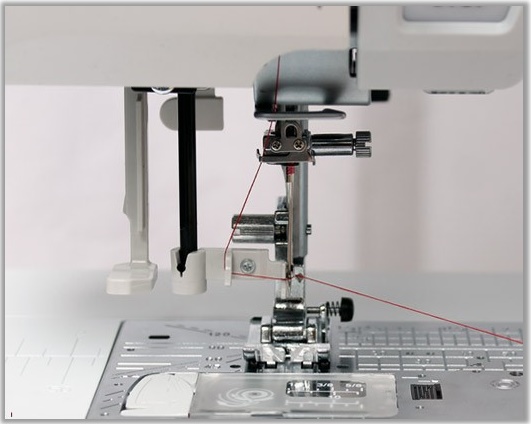 Šijací stroj Janome Skyline S3 navliekač ihly