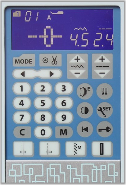 Šicí stroj Janome Skyline S5 displej