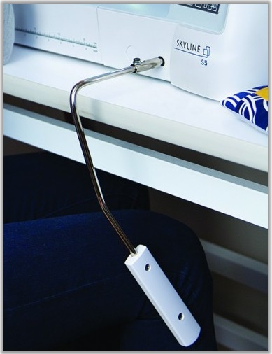 Šicí stroj Janome Skyline S5 kolenní páka