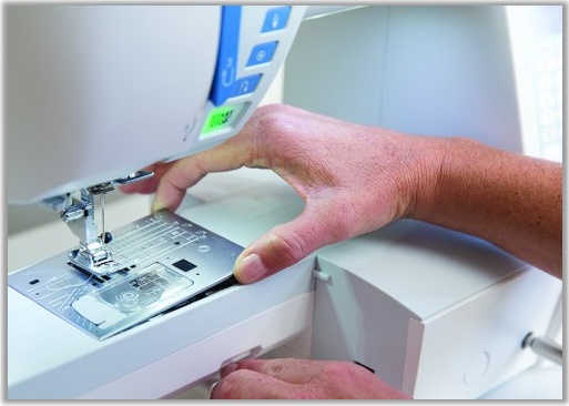 Šicí stroj Janome Skyline S5 One Step výměna stehové desky