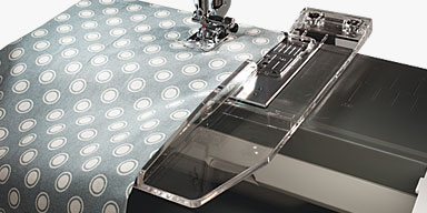 Šijací a vyšívací stroj Janome Skyline S9 - nastaviteľný vodič AcuGuide