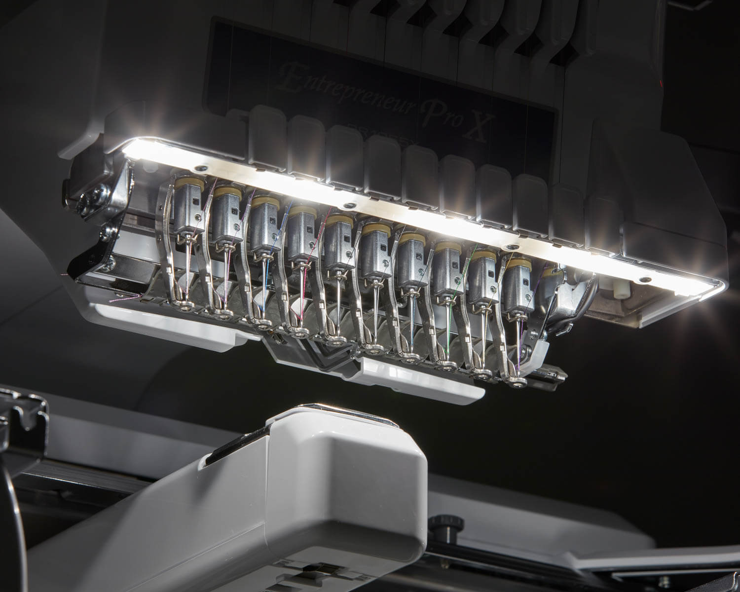 Vyšívací stroj Brother PR1055X osvetlenie pracovnej plochy vyšívacieho stroja