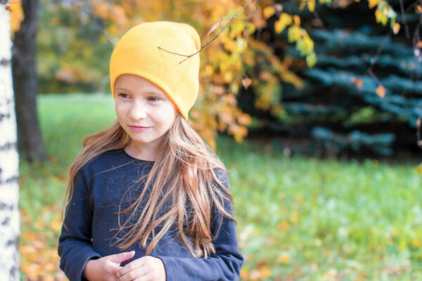 Dívka ve žluté čepici