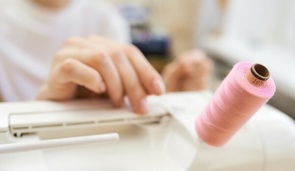 Proč mi stroj vynechává stehy?