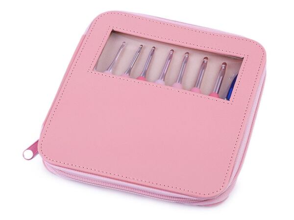 Růžové pouzdro s háčky na háčkování a nůžkami