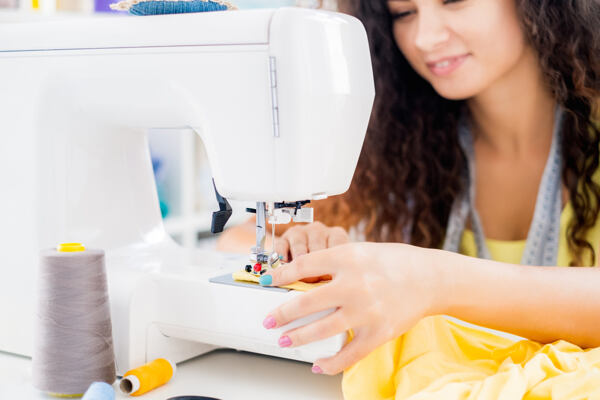 Malá krajčírka so šijacím strojom Brother