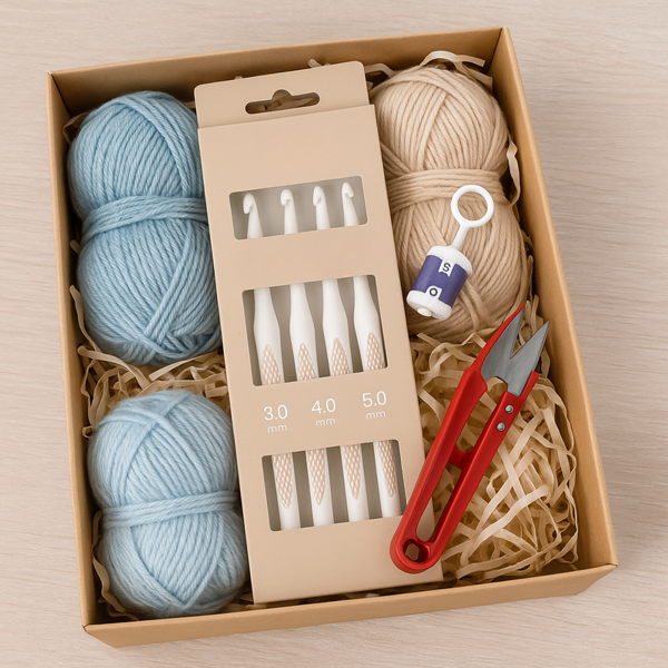 Dárková krabice obsahující potřeby pro pletení, cvakačky, pletací příze, sadu háčků