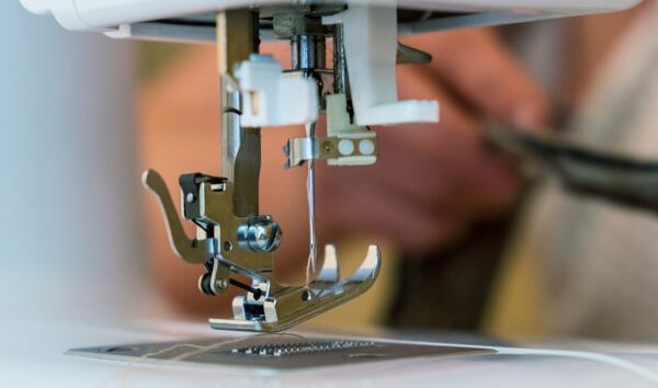 Proč mi stroj vynechává stehy?