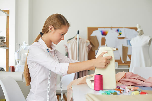 Suprový šijací stroj