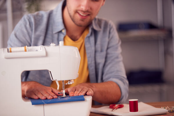 Malá krajčírka so šijacím strojom Brother