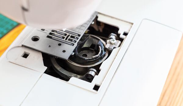 Proč mi stroj vynechává stehy?