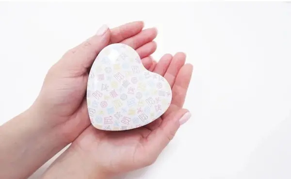 Krabička ve tvaru srdce + nitě Madeira.