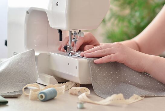 Hľadáte praktický stroj na bežné domáce opravy odevov?