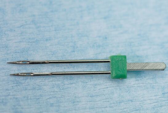 VIDEONÁVOD: AKO NAVLIEKNUŤ DVOJIHLU, ŠITIE DVOJIHLOU