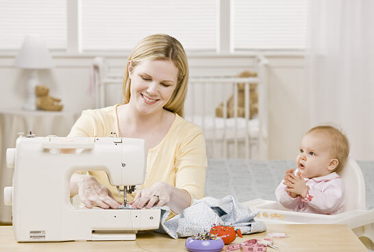 Začínajúci krajčírka so šijacím strojom Brother