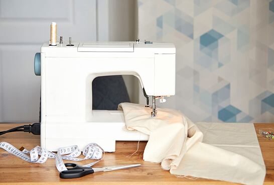 Šijací stroj pre domácnosť, ktorý veľmi nestojí, ale dokáže divy
