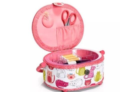 Štýlové uloženie šijacích potrieb - košíky, kazety, kufríky a boxy na šitie