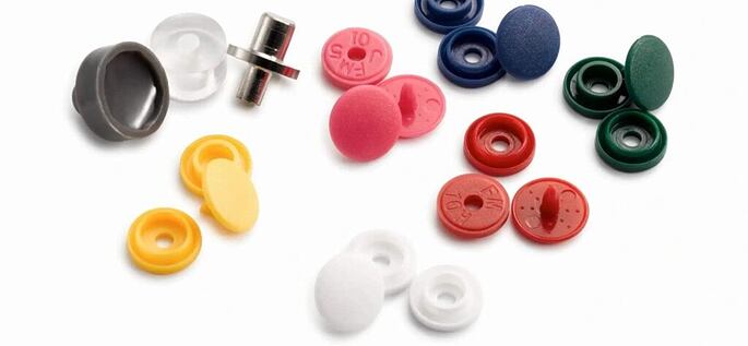 Knoflíky, patentky, průchodky