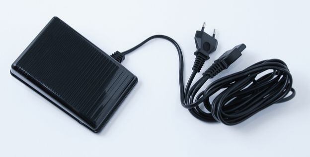 Pedály pro šicí stroje