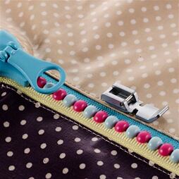 F 079 Zipsová pätka úzka - Brother