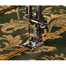 Pätka na našívanie ozdobných šnúrok - Janome rot. chápač